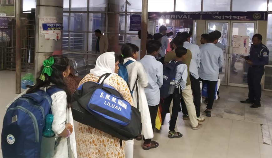 দেশে ফিরেও মা-বাবাকে পাচ্ছে না ৩০ শিশুর অনেকে