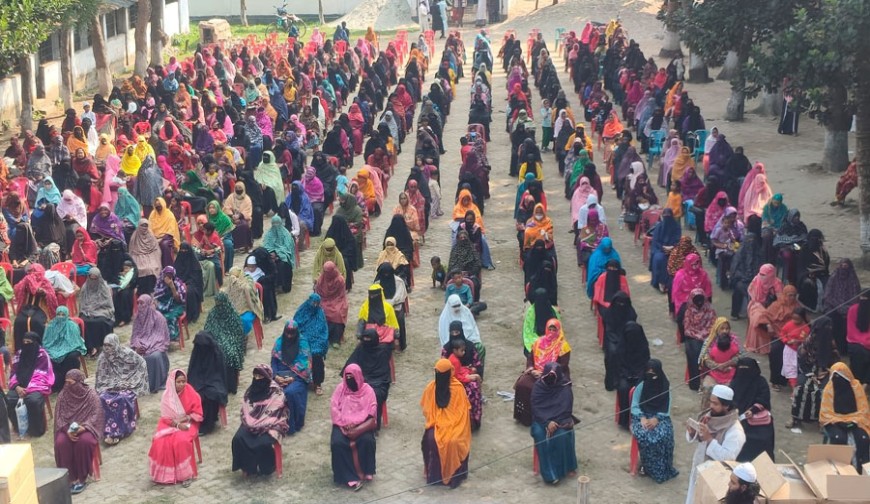 দুস্থদের মাঝে শীত বস্ত্র বিতরণ