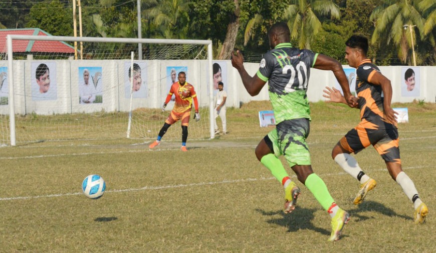 তিন বিদেশি খেলোয়াড়ের গোলে উপশহর ফাইনালে