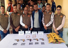 যশোরে পাঁচটি বিদেশি পিস্তল, দশটি ম্যাগজিন, ৫০ রাউন্ড গুলিসহ যুবক আটক