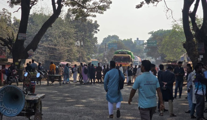 সংস্কারের দাবিতে ইবি শিক্ষার্থীদের মহাসড়ক অবরোধ