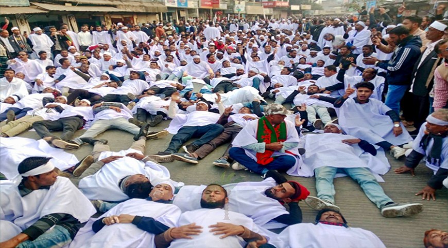 মণিরামপুরে কাফনের কাপড় পরে বিএনপি কর্মীদের বিক্ষোভ