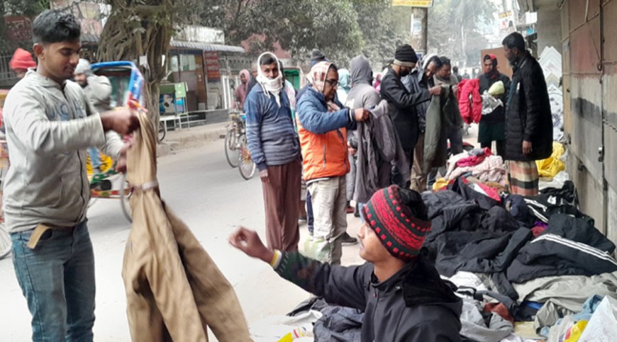 মাগুরার ফুটপাতে গরম কাপড়ের জমজমাট বেচাকেনা
