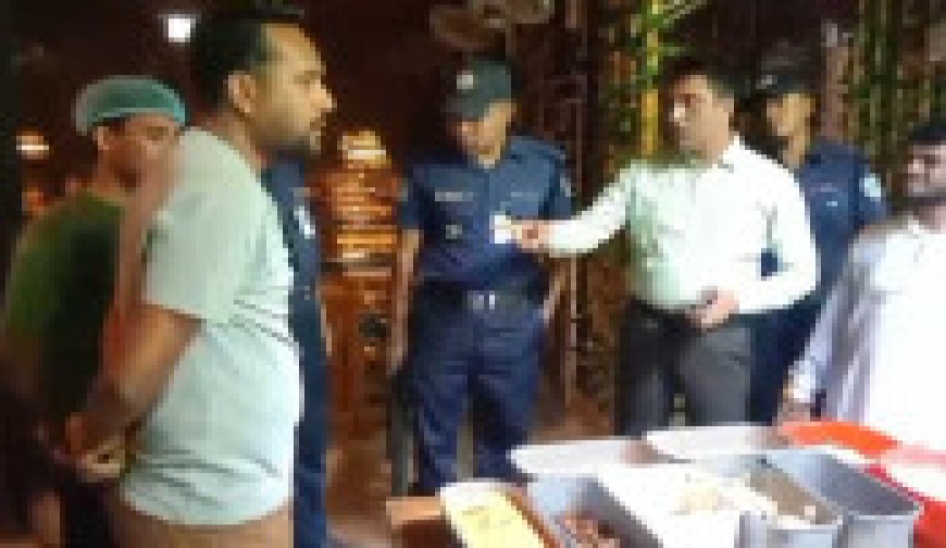 যশোরের ‘আড্ডাখানা’য় পঁচা ও বাসি খাবার, ৫০ হাজার টাকা জরিমানা