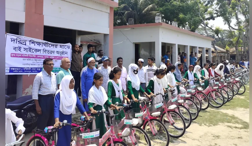 স্কুল পড়ুয়া ৩৭ শিক্ষার্থী পেল বাইসাইকেল