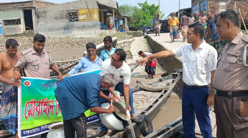 পাইকগাছায় পুশবিরোধী অভিযানে জরিমানা, দেড় লাখ চিংড়ি রেণু অবমুক্ত