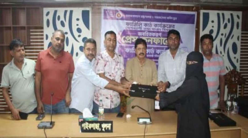 ফ্যামিলি কার্ডের তথ্য সংগ্রহে পাইকগাছায় ট্যাব বিতরণ