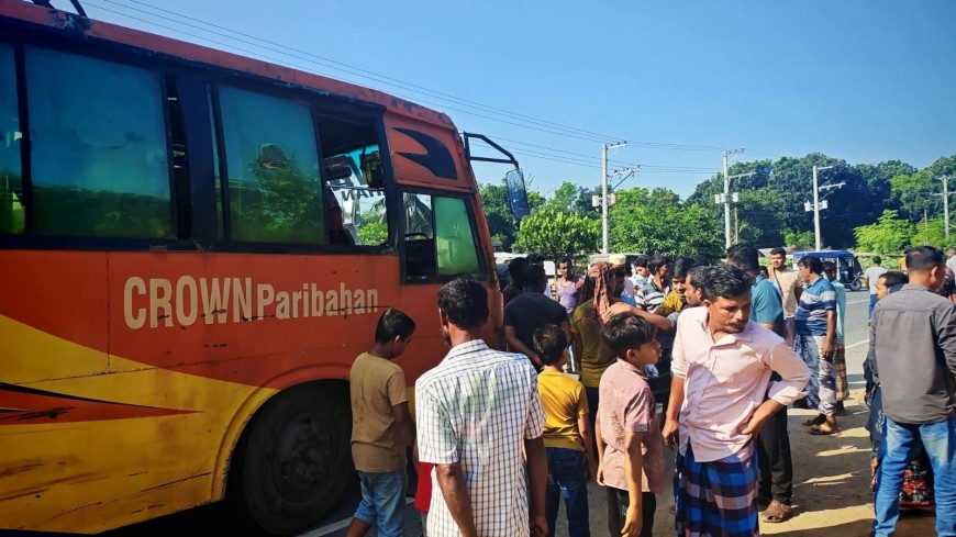 গাংনীতে বাসের ধাক্কায় ভ্যানচালক নিহত
