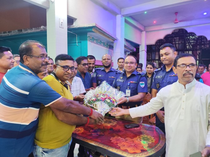 দেবহাটায় পূজামণ্ডপ পরিদর্শনে সাতক্ষীরা পুলিশ সুপার