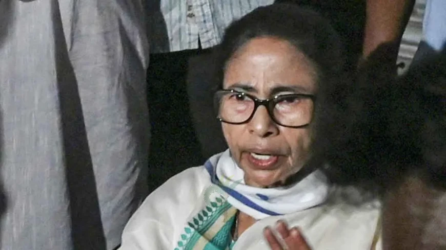 পশ্চিমবঙ্গের সাবেক মুখ্যমন্ত্রীকে ছুরিকাঘাত চেষ্টার অভিযোগ