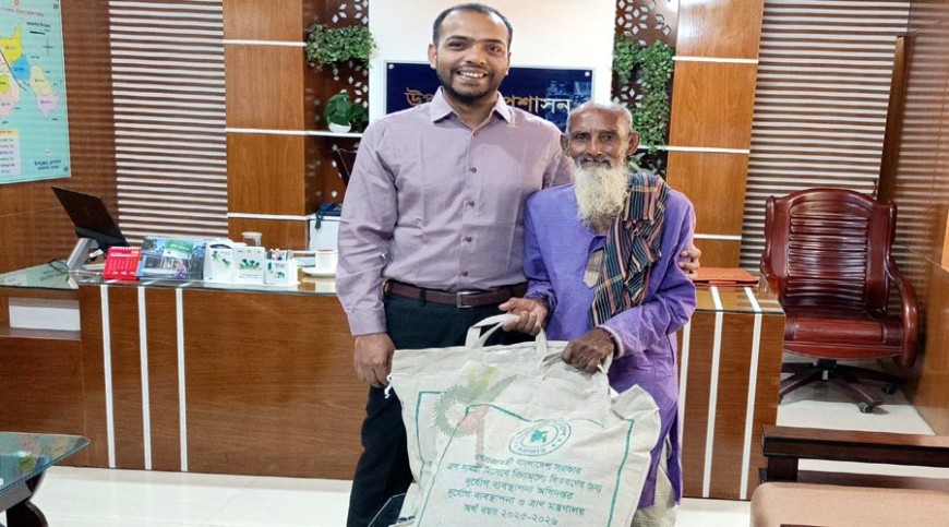 ইট ভেঙে চলা শতবর্ষী ছব্দুল গাজীর পাশে দাঁড়ালেন ইউএনও