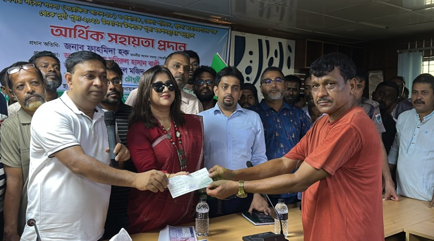 পাইকগাছায় ১৫১ পূজামণ্ডপে এমপি ফাহমিদার সহায়তা