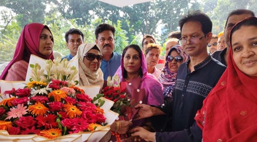 মেহেরপুরে এমপি শওকত আরা আখতারকে ফুলেল শুভেচ্ছা