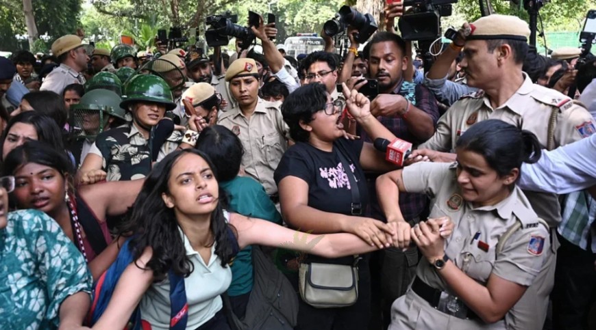 বিক্ষোভে উত্তাল দিল্লি: ইন্টারনেট বন্ধ, সাতশ’র বেশি আটক