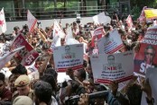 ভারতে প্রধান নির্বাচন কমিশনারের পদত্যাগ দাবিতে বিক্ষোভ