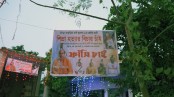 মণ্ডপের আলোকসজ্জার মাঝে টানানো ব্যানারে ইসকন ‘সাধুদের’ ফাঁসির দাবি
