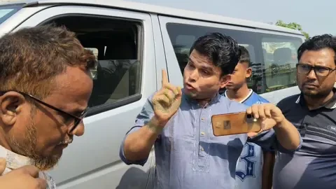সাংবাদিকদের গাড়ি আটকে ইজারার নামে চাঁদা আদায়ের অভিযোগ