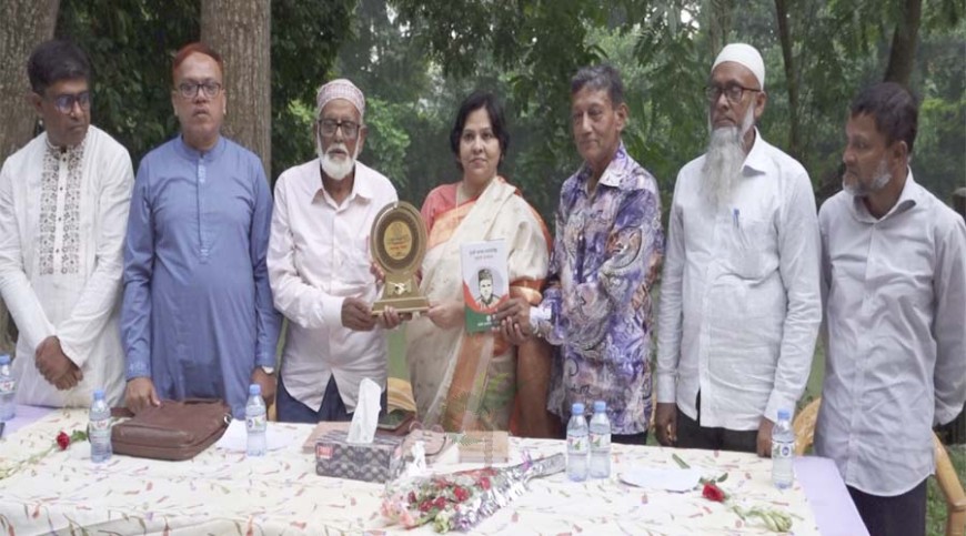 মুন্সী মেহেরউল্লাকে নিয়ে গবেষণার জন্য আলো আরজুমানকে সম্মাননা