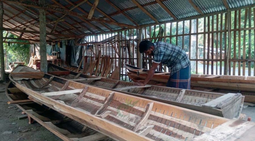 কুমোরঘাটায় নৌকার বেসাতি