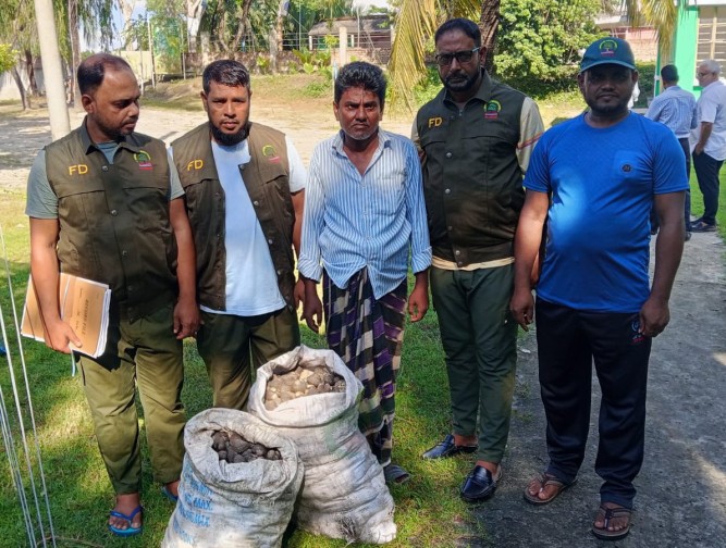 কয়রায় ৬০ কেজি ঝিনুকসহ পাচারকারী আটক