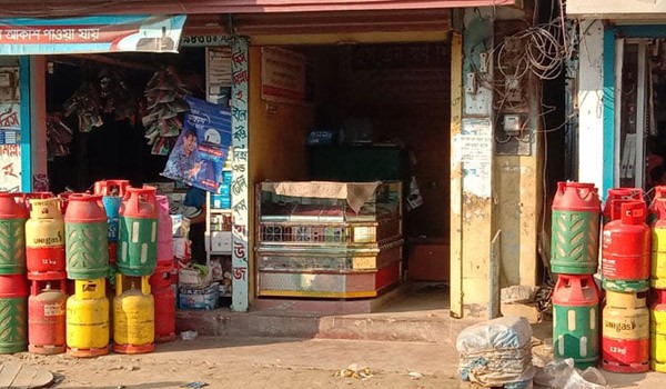বাগেরহাটে তিন দিনে এলপি গ্যাসের দাম বেড়েছে ৪০০ টাকা