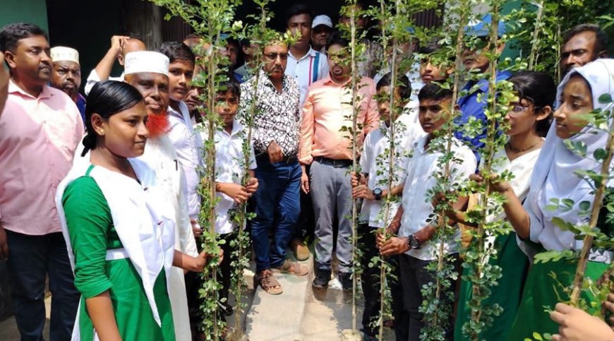 পাইকগাছায় শিক্ষার্থীদের গাছের চারা বিতরণ