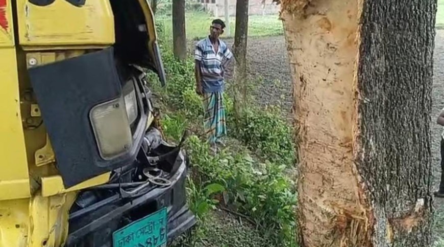 শার্শায় নিয়ন্ত্রণ হারিয়ে গাছের সাথে পিকআপের ধাক্কা, হেলপার নিহত