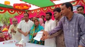 ঝিনাইদহে স্থায়ী ঠিকানাহীন মিশনের হাতে নিয়োগপত্র হস্তান্তর