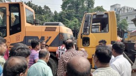 কেসিসির গ্যারেজে দুই গাড়ির মাঝে চাপা পড়ে চালকের মৃত্যু!