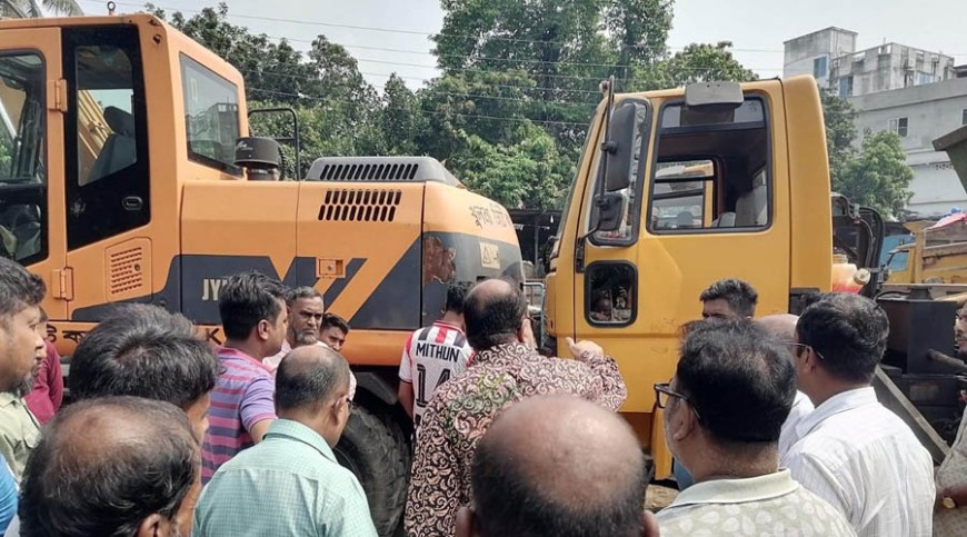 কেসিসির গ্যারেজে দুই গাড়ির মাঝে চাপা পড়ে চালকের মৃত্যু!