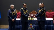 যশোরে বিমান বাহিনীর কৃতি কর্মকর্তাদের মাঝে ওসমানী স্বর্ণপদক প্রদান
