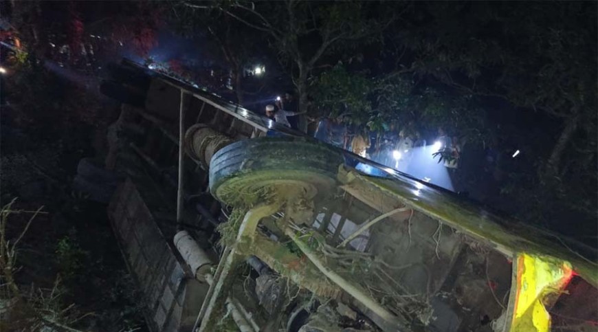 লংমার্চফেরত বাস পুকুরে, নিহত ১, আহত অর্ধশতাধিক
