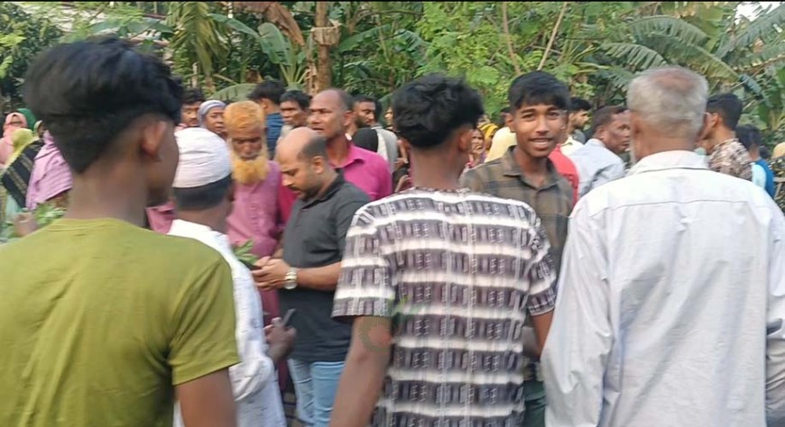 ছেলের মোটরসাইকেল থেকে পড়লেন মা, মাথার ওপর দিয়ে গেল বাস