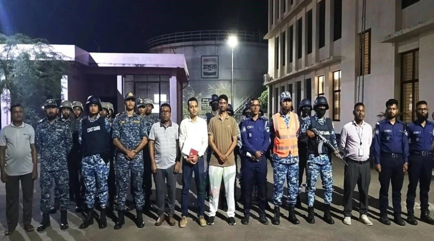 মোংলায় যৌথ অভিযানে সাড়ে ১২ হাজার লিটার ডিজেল জব্দ