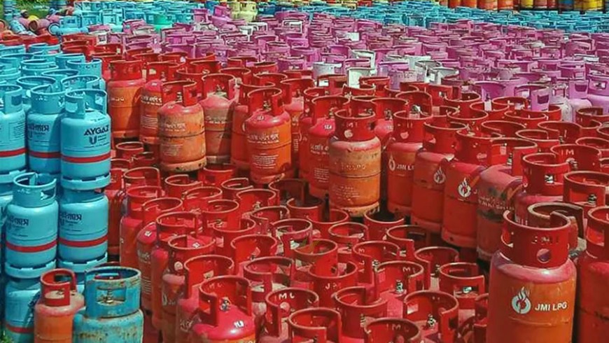 আসছে জাহাজ, কাটছে গ্যাস সংকট