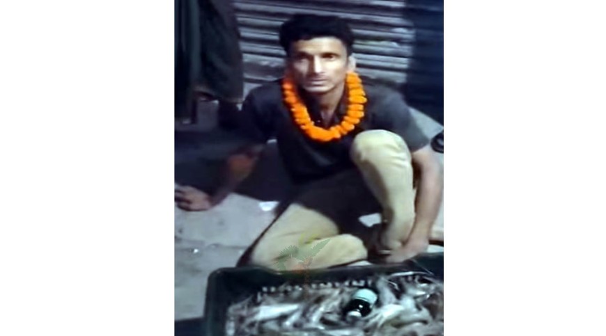 চোর সন্দেহে আটক, গলায় মালা পরিয়ে পুলিশে দিলো জনতা