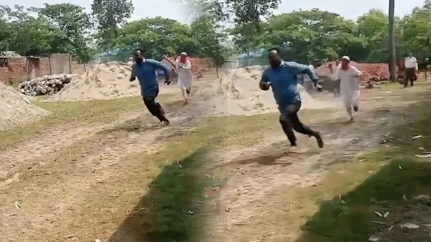 প্রকৌশলীকে বাঁশ নিয়ে তাড়া করলেন ঠিকাদার