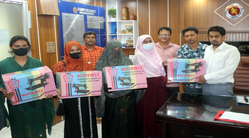 পাইকগাছায় নারীদের মাঝে বিনামূল্যে সেলাই মেশিন বিতরণ