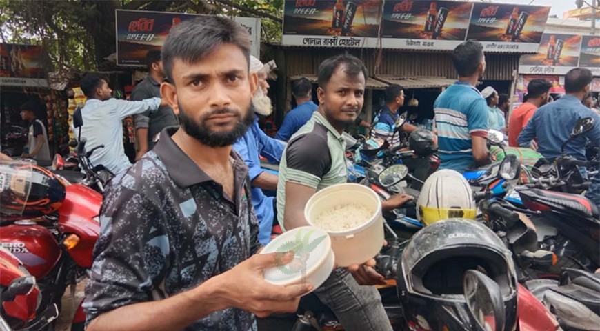 তেলের জন্য ভাত নিয়ে পাম্পের লাইনে বাইকার!