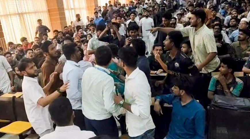 যবিপ্রবি উপাচার্যের মতবিনিময় সভায় পাল্টাপাল্টি, চরম উত্তেজনা