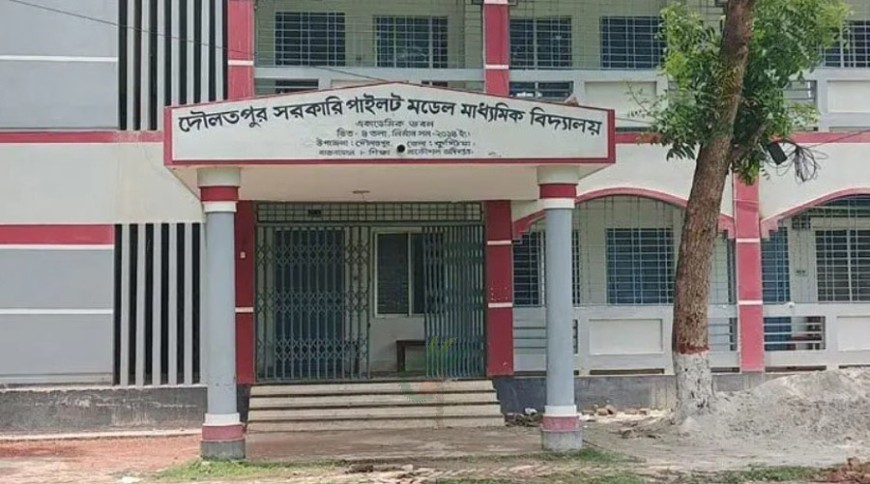 এক ঘণ্টা পর নজরে এলো পরীক্ষা চলছে গতবছরের প্রশ্নে