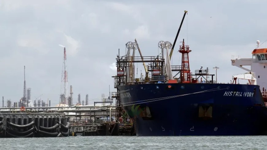 জ্বালানি সংকট মোকাবিলায় ‘জাহাজ চলাচল’ ছাড়ের মেয়াদ বাড়াবেন ট্রাম্প