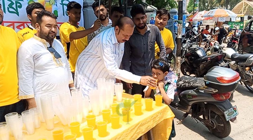 যশোরে পথচারীদের মাঝে ঠান্ডা পানি ও লেবুর শরবত বিতরণ