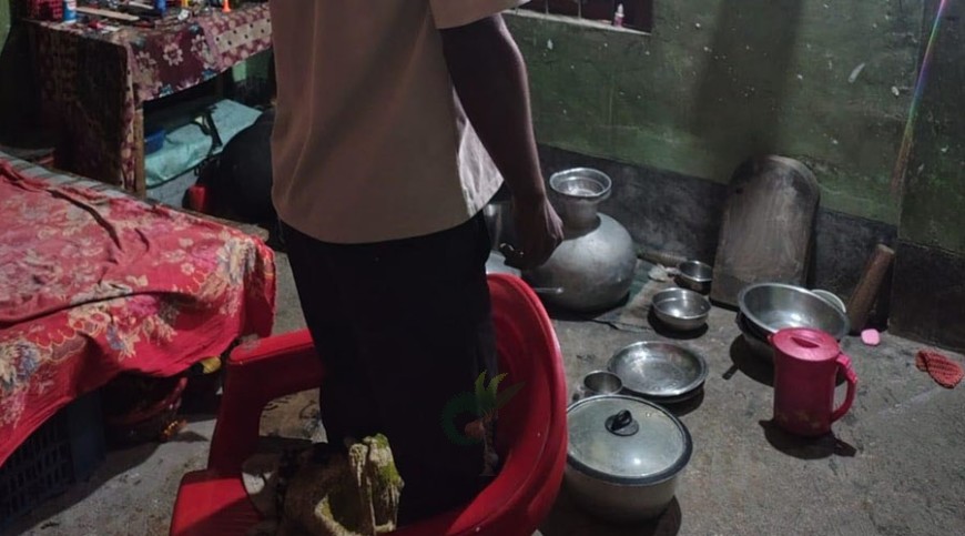 ঘাটশ্রমিকের ঝুলন্ত লাশ উদ্ধার