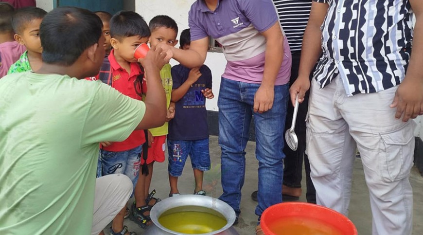 শিশু শিক্ষার্থীদের দেওয়া হলো খাবার স্যালাইন-শরবত