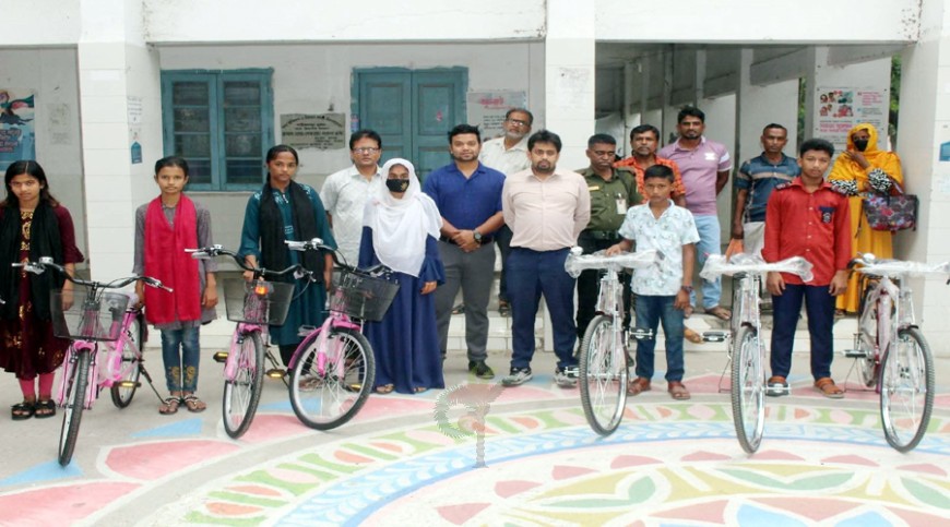 পাইকগাছায় শিক্ষার্থীদের মাঝে বাইসাইকেল প্রদান