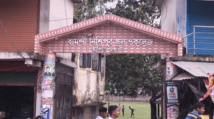 মোবাইলফোন রাখায় কক্ষ পরিদর্শক বহিষ্কার