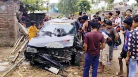 মেহেরপুরে নিয়ন্ত্রণ হারিয়ে বসতঘরে মাদকবাহী মাইক্রো, দেয়াল চাপায় আহত ১