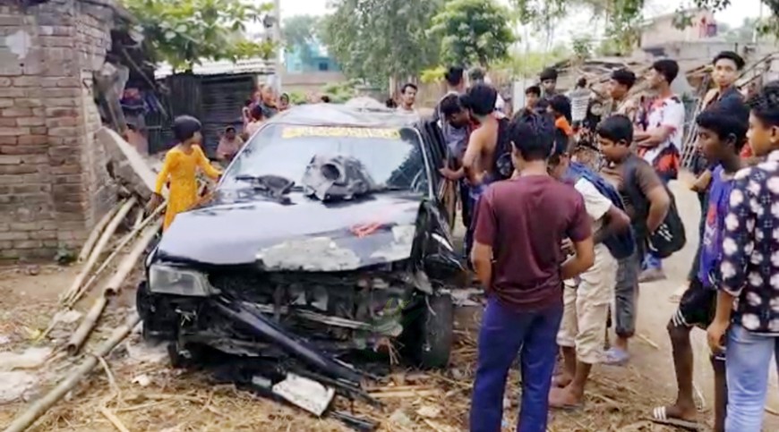 মেহেরপুরে নিয়ন্ত্রণ হারিয়ে বসতঘরে মাদকবাহী মাইক্রো, দেয়াল চাপায় আহত ১