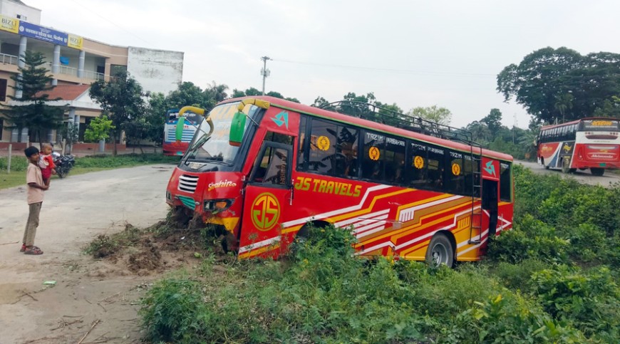 বারোবাজারে যাত্রীবাহী বাস খাদে, আহত ৮
